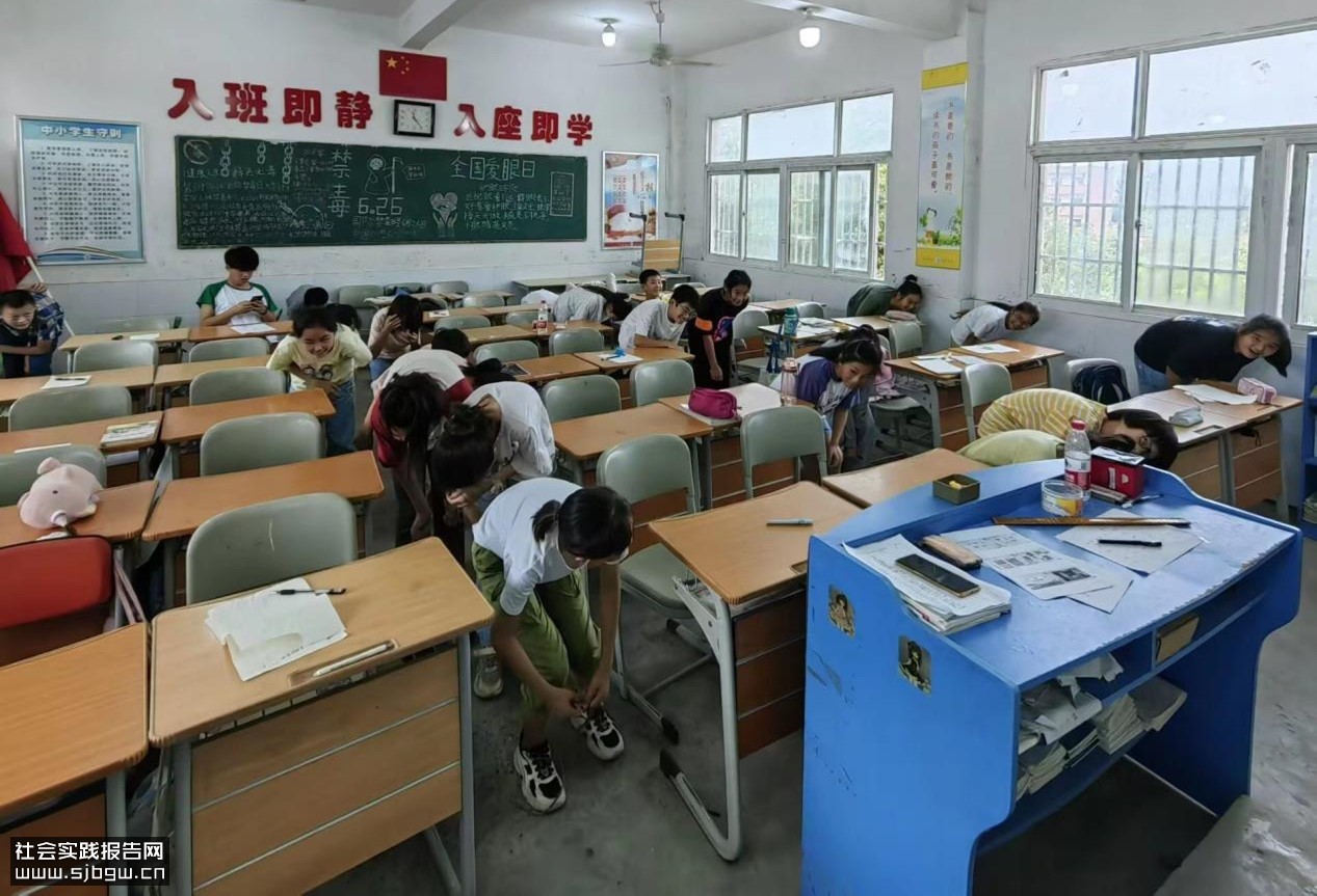 萤光向日尽，犹照方寸地